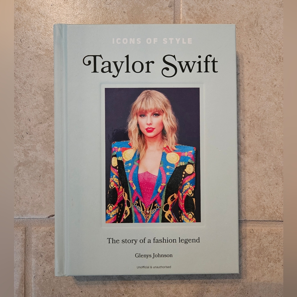 NEW - Taylor Swift Icons of Style Book